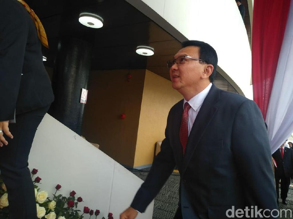 Ahok Datang Sendirian ke Pelantikan Jokowi-Maruf Amin Ahok Datang Sendirian ke Pelantikan Jokowi-Maruf Amin