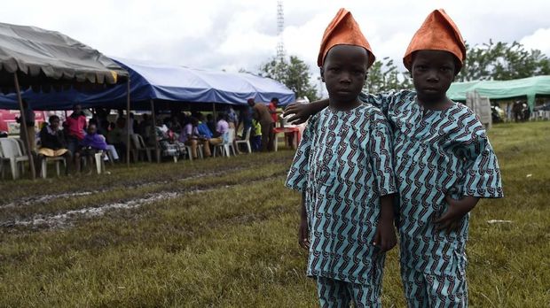 Identical twins attend Igbo-Ora World Twins festival  to celebrate the uniqueness in multiple births at Igbo-Ora Town in Oyo State, southwest Nigeria, on October 12, 2019. - The Igbo-Ora community in southwest Nigeria celebrated its predominance of twins and as the world highest twining community. In Igbo-Ora, nearly every household has a history of giving birth to twins or other multiples. (Photo by PIUS UTOMI EKPEI / AFP)