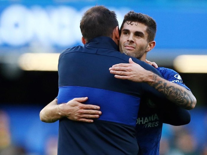 Soccer Football - Premier League - Chelsea v Newcastle United - Stamford Bridge, London, Britain - October 19, 2019  Chelseas Christian Pulisic celebrates with manager Frank Lampard after the match    REUTERS/Hannah McKay  EDITORIAL USE ONLY. No use with unauthorized audio, video, data, fixture lists, club/league logos or 