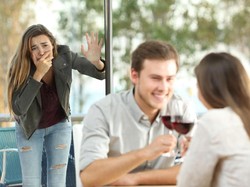 Lewat Ulasan Restoran, Istri Temukan Suaminya Selingkuh dengan Wanita Lain!