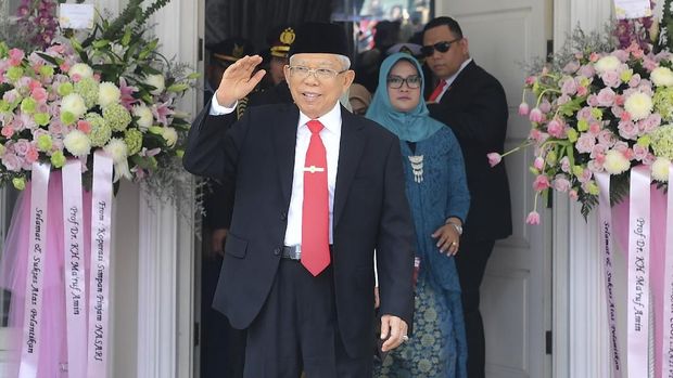 Ma'ruf Amin yang mengenakan celana panjang dan jas. (
