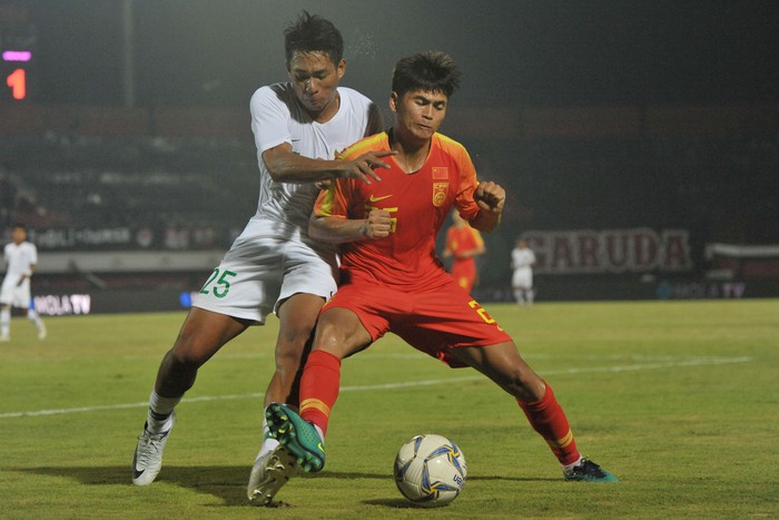 Pesepak bola Timnas U-19 Indonesia Serdy Fano Boky (kiri) berebut bola dengan pesepak bola Timnas U-19 China Tayier Xiaokaitijiang dalam pertandingan persahabatan sepak bola di Stadion I Wayan Dipta, Gianyar, Bali, Minggu (20/10/2019). Timnas U-19 Indonesia kalah dari China dengan skor 1-3. ANTARA FOTO/Nyoman Budhiana/hp.