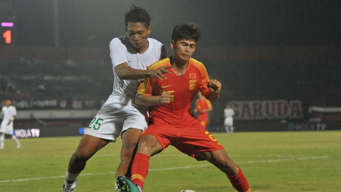 Pesepak bola Timnas U-19 Indonesia Serdy Fano Boky (kiri) berebut bola dengan pesepak bola Timnas U-19 China Tayier Xiaokaitijiang dalam pertandingan persahabatan sepak bola di Stadion I Wayan Dipta, Gianyar, Bali, Minggu (20/10/2019). Timnas U-19 Indonesia kalah dari China dengan skor 1-3. ANTARA FOTO/Nyoman Budhiana/hp.