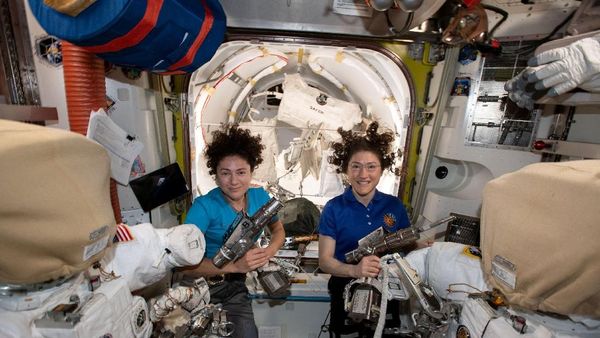 Melihat Spacewalk Bersejarah Dua Astronaut Wanita