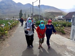 Angin Kencang Bawa Material Debu Ratusan Jiwa Warga Batu Mengungsi