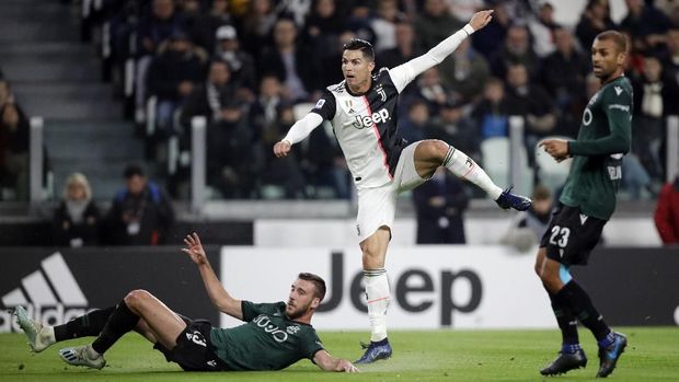 Cristiano Ronaldo mencetak satu gol ke gawang Bologna.