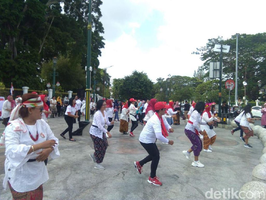 Mangayubagya Pelantikan Jokowi, Emak-emak Joget di Titik Nol Km Yogya Mangayubagya Pelantikan Jokowi, Emak-emak Joget di Titik Nol Km Yogya