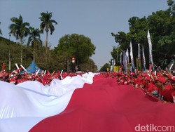 Jokowi Dilantik, Merah Putih Raksasa Dibentangkan di Dekat Monas
