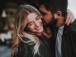 Penelitian: Aroma Cologne & Pria Pakai Jas Bisa Bikin Wanita Bergairah