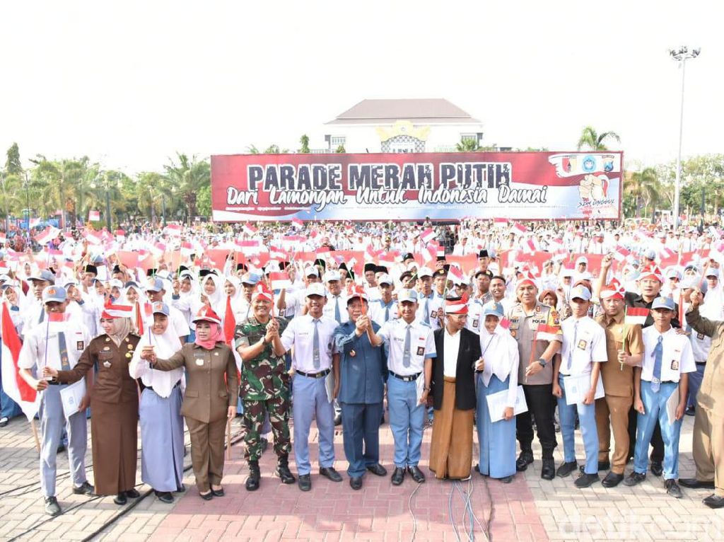 Parade Merah Putih, Bendera Raksasa 700 Meter Kelilingi Alun-Alun Lamongan Parade Merah Putih, Bendera Raksasa 700 Meter Kelilingi Alun-Alun Lamongan