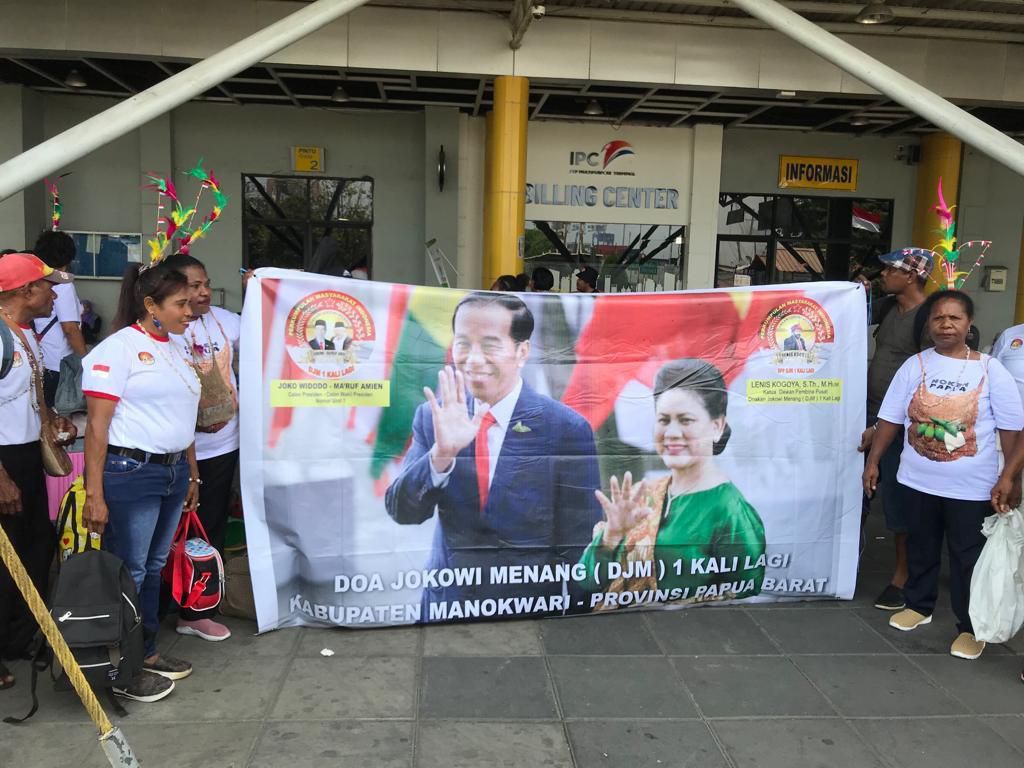 Saat Puluhan Warga Manokwari ke Jakarta demi Rayakan Pelantikan Jokowi Saat Puluhan Warga Manokwari ke Jakarta demi Rayakan Pelantikan Jokowi
