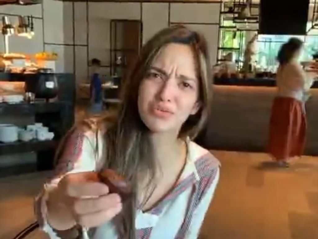 Gegara Tak Tahu Cara Kupas Salak, Nia Ramadhani Jadi Trending di Twitter Gegara Tak Tahu Cara Kupas Salak, Nia Ramadhani Jadi Trending di Twitter