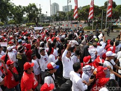 Kapolda Metro Sambangi Massa Relawan di Depan Istana Negara