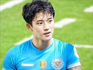 Saking Gantengnya, Pemain Bola Ini Dituntut Fans Posting Foto Tiap Hari Saking Gantengnya, Pemain Bola Ini Dituntut Fans Posting Foto Tiap Hari