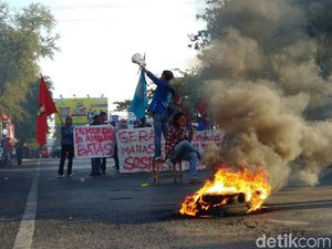 Demo Saat Pelantikan Jokowi, Mahasiswa Unismuh Makassar Tutup Jalan