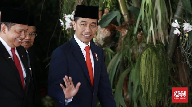 Presiden terpilih Joko Widodo di dampingi Ketua MPR Bambang Soesatyo, Wakil Presiden Jusuf Kalla beserta Wakil Presiden terpilih KH Ma'ruf Amin tiba untuk mengikuti prosesi pelantikan Presiden RI dan Wakil Presiden masa jabatan 2019-2004di ruang rapat paripurna 1. Jakarta.  Minggu 20 Oktober 2019. CNN Indonesia/Andry Novelino