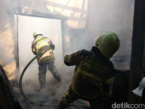 Diduga Konsleting Listrik, Bengkel Mebel di Cimahi Ludes Terbakar
