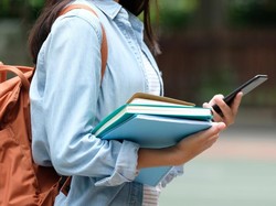 Kota di Jepang Larang Pakai Ponsel Sambil Jalan