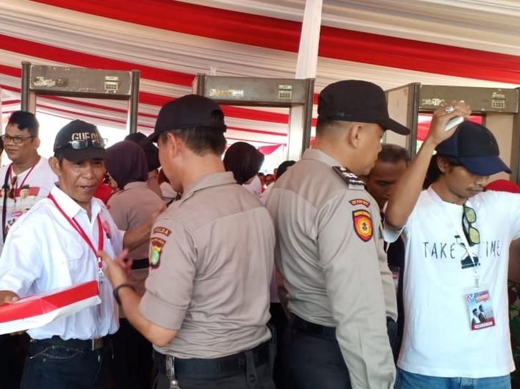 Relawan Jokowi di Depan Istana Diperiksa Pakai Metal Detector