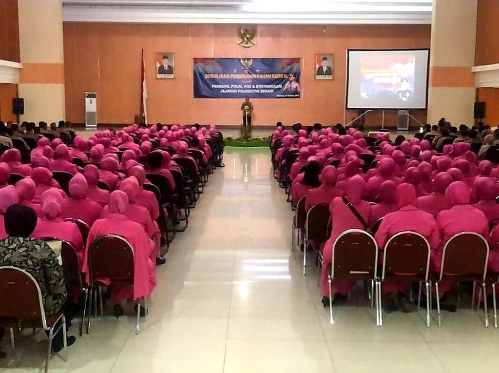 Polwan dan Bhayangkari Diimbau Bentengi Keluarga dari Paham Radikal Polwan dan Bhayangkari Diimbau Bentengi Keluarga dari Paham Radikal