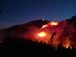 Saat Gunung Ijen di Banyuwangi Terbakar Hebat