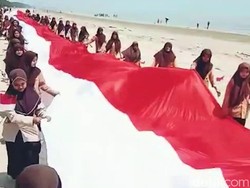 Bendera Raksasa Dikirab Para Pelajar di Tuban dan Sidoarjo
