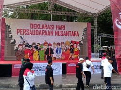 Panggung Berdiri, Relawan Jokowi Padati Taman Pandang Depan Istana