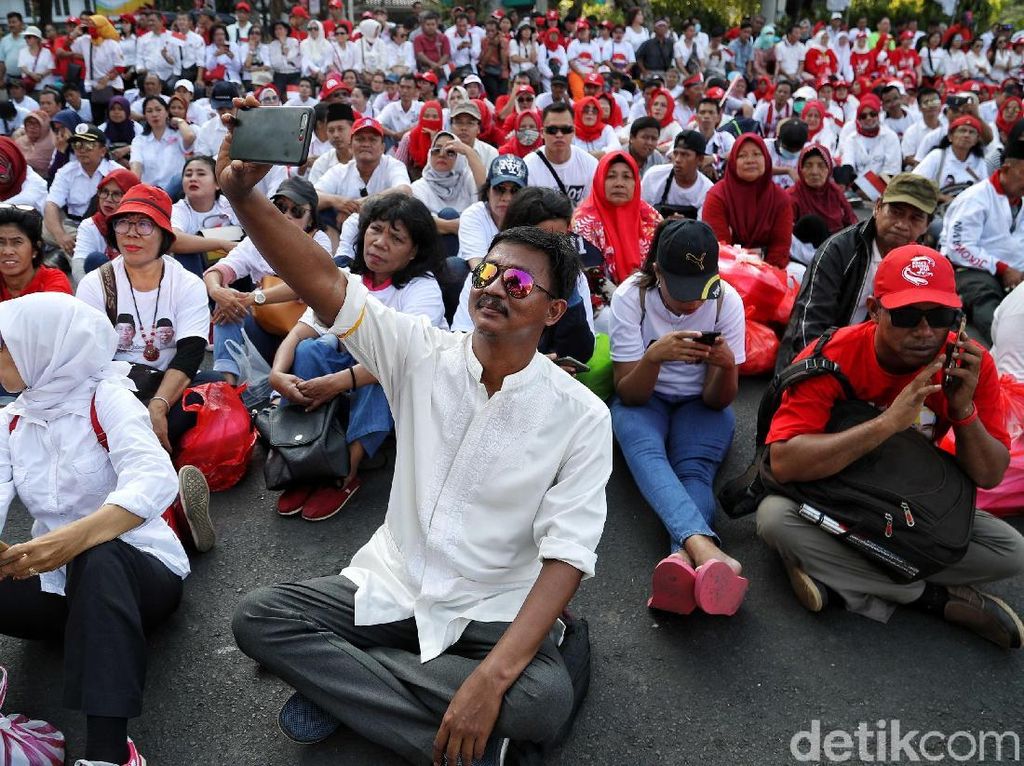Suasana Nobar Pelantikan Presiden di Medan Merdeka Barat