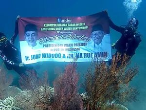 Nelayan Banyuwangi Ucapkan Selamat untuk Jokowi Dari Dasar Laut Selat Bali Nelayan Banyuwangi Ucapkan Selamat untuk Jokowi Dari Dasar Laut Selat Bali