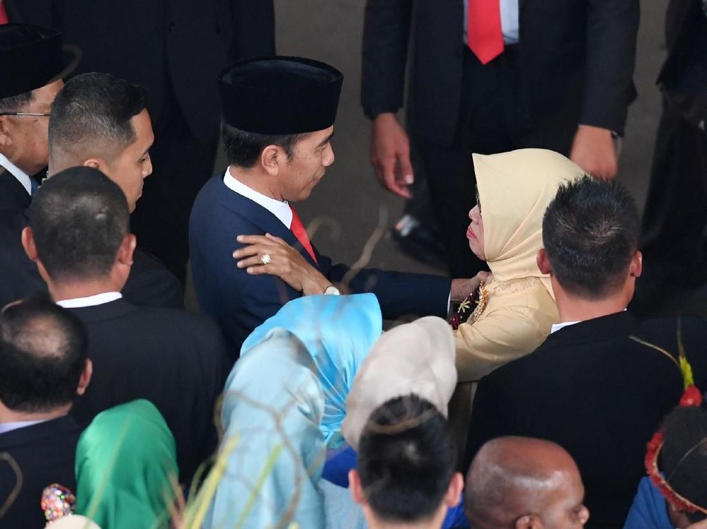 Saat Jokowi Berbincang dengan Sang Ibu Usai Pelantikan