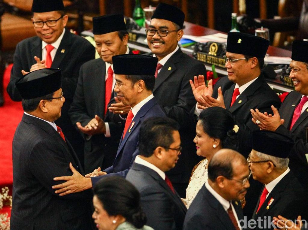 Analisis Gestur: Prabowo Legowo di Pelantikan Jokowi, Sandi Tampak Kecewa