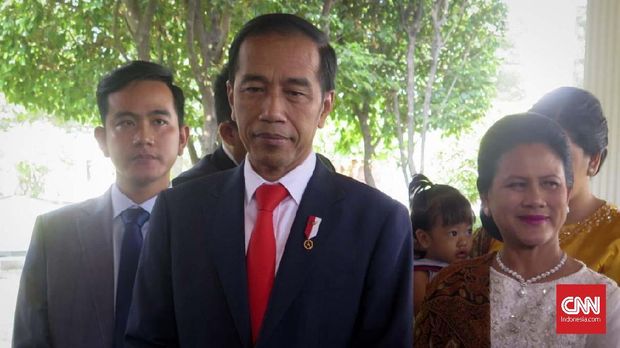 Jokowi dan keluarga saat bersiap berangkat dari Istana Merdeka menuju Gedung MPR DPR. (