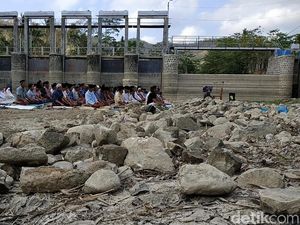 Ratusan Warga Pacitan Salat Minta Hujan di Bendungan Mengering