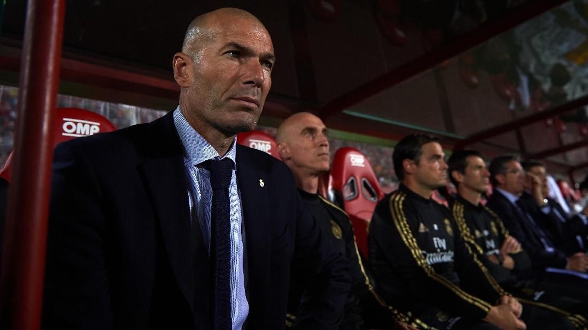 Zinedine Zidane tak mau menjadikan masalah cedera sebagai dalih di balik kekalahan Real Madrid (Foto: Alex Caparros/Getty Images)