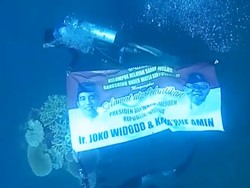 Dari Dasar Selat Bali, Nelayan Banyuwangi Kirim Ucapan Selamat untuk Jokowi