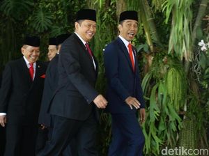 Ekspresi Jokowi di Karpet Merah Pelantikan Presiden di DPR