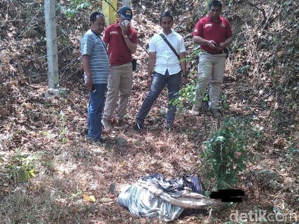 Ada Luka Tusuk pada Mayat Wanita Tertutup Cover Mobil di Semarang Ada Luka Tusuk pada Mayat Wanita Tertutup Cover Mobil di Semarang