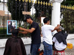 Syukuran Pelantikan Jokowi-Maruf, Ada Cukur Gratis di Titik Nol Yogya