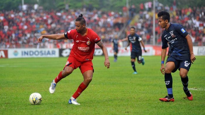 Pesepakbola Semen Padang FC, Vanderlei Francisco (kiri) menggiring bola dibayangi pemain Madura United, Kadek Raditya (kanan). (Iggoy el Fitra/Antara) Pesepakbola Semen Padang FC, Vanderlei Francisco (kiri) menggiring bola dibayangi pemain Madura United, Kadek Raditya (kanan). (Iggoy el Fitra/Antara)