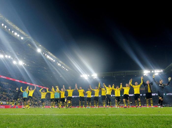 Borussia Dortmund merayakan kemenangan atas Borussia Moenchengladbach. (Foto: Leon Kuegeler/Reuters)