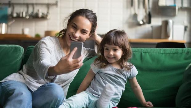 Ilustrasi ibu dan anak foto dari gadget