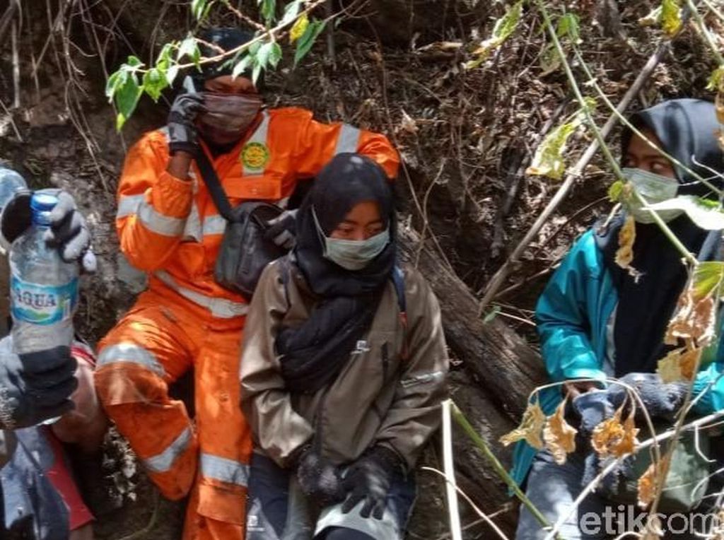 Survive 4 Pendaki yang Berhasil Dievakuasi Dari Terbakarnya Gunung Ranti Survive 4 Pendaki yang Berhasil Dievakuasi Dari Terbakarnya Gunung Ranti