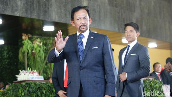 Curi Atensi, Ini Tampilan Putra Sultan Brunei di Pelantikan Jokowi-Maruf