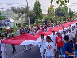 Parade Merah Putih, Ribuan Warga Jombang Kirab Bendera 50 Meter