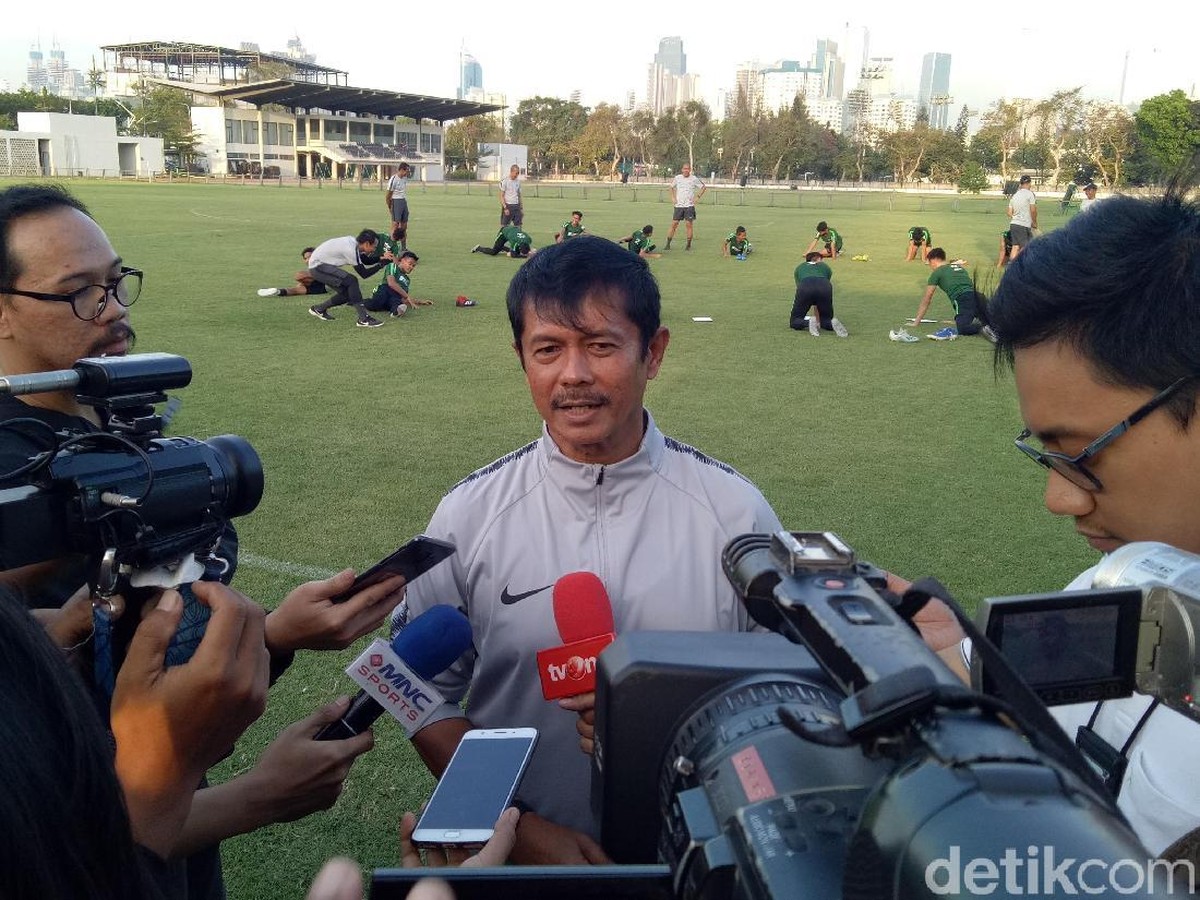 Pelatih Timnas Indonesia U-22, Indra Sjafri, mengingatkan anak asuhnya agar bermain disiplin saat menghadapi Vietnam. (Foto: Randy Prasatya/detikcom)