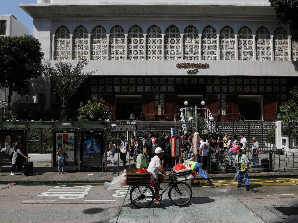 Masjid Kena Semprot Meriam Air Saat Bentrokan, Pemimpin Hong Kong Minta Maaf Masjid Kena Semprot Meriam Air Saat Bentrokan, Pemimpin Hong Kong Minta Maaf