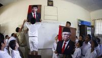 Antusias Siswa SD di Solo Pasang Foto Jokowi-Maruf Amin