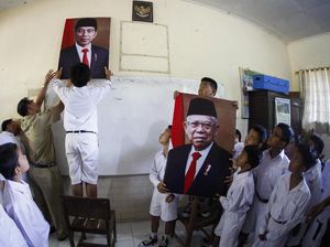 Antusias Siswa SD di Solo Pasang Foto Jokowi-Maruf Amin