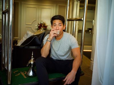 Hobi Ngopi, Gaya Keren Pangeran Abdul Mateen Curi Perhatian