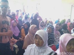 Minta Tempat Karaoke Ditutup, Emak-emak Geruduk Balai Desa di Demak